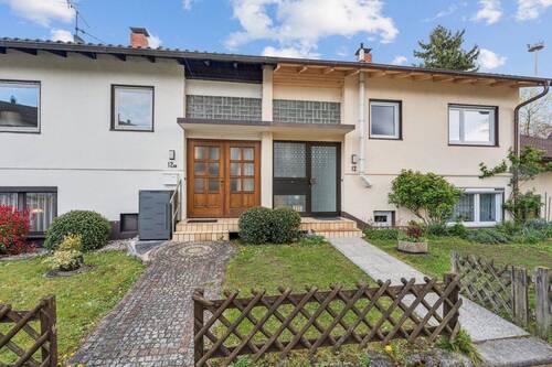 Ansicht Straßenseite - Ein Zuhause mit Charakter - Reihenmittelhaus mit Gartenidylle und Potenzial in Friedlingen