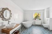 Bad mit Wanne und Dusche - 
