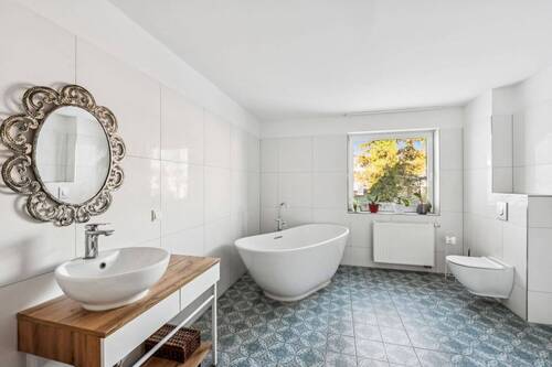 Bad mit Wanne und Dusche - 