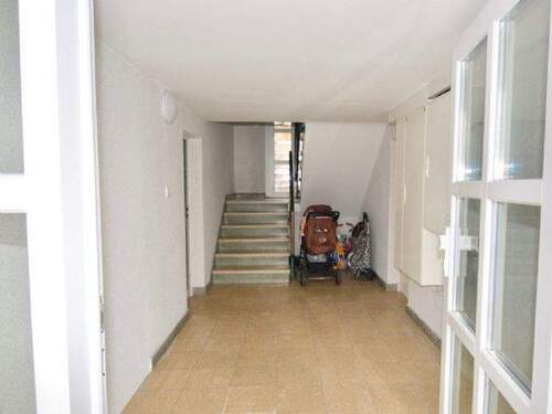 Hauseingang-Treppenhaus - 3 Zimmer Etagenwohnung in Leinfelden-Echterdingen