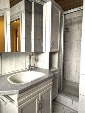 Mit Dusche und Badewanne - 