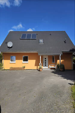 Front - Pferdefreunde aufgepasst! 2 Einheiten auf ca.142m², ca 2628m² Grundstück-Baujahr 2016! E-Ausweis: A!