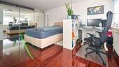 Großzügiger Schlafbereich mit Büro-Ecke - 