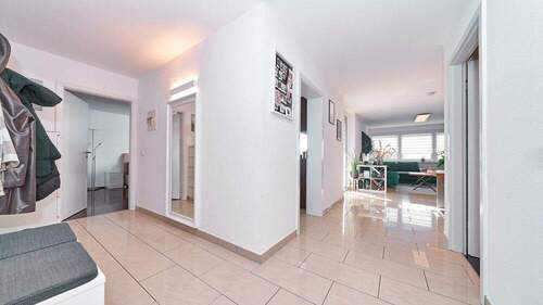 Viel Platz für Empfang & Ordnung - 