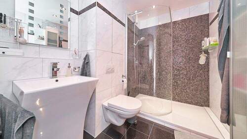 Elegante Verglasung & Mosaik-Details - 