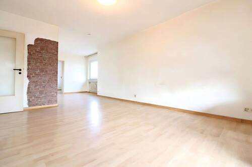 Wohn- & Essbereich (original) - Renovierungsbedürftige 4-Zimmer Wohnung in Frankfurt Rödelheim