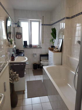 Bad mit Wanne und Dusche - 