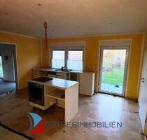 Reserviert, Handwerkerhaus, TOP- Angebot für kurze Zeit, EFH, Grdstk. ca. 2.685 m², ca. 224 m² Wfl., Teilsaniert, Teil-Keller, Hühnerstall, vollständi - Behrenhoff / Busdorf