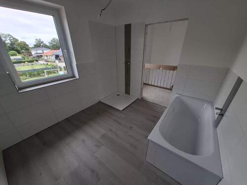Innenbilder - DHH Badezimmer.jpg - 