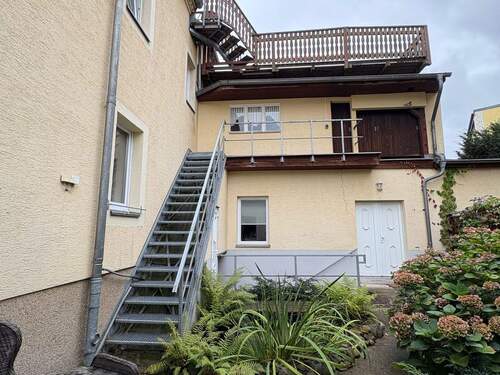 Innenhof mit Treppe zum Holzschuppen.jpg - 