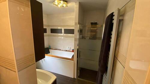Badezimmer EG mit Dusche - 