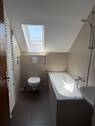 Bad mit Wanne und Fenster - 