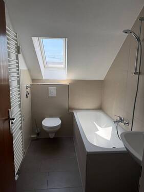 Bad mit Wanne und Fenster - 