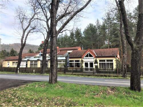 Straßenansicht.jpg - Ehemaliges Restaurant mit darüberliegender Wohnung. Untergeschoss für Handwerk geeignet.