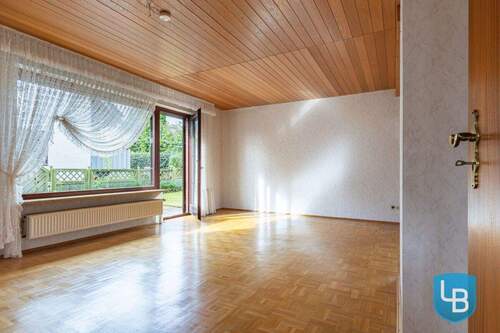 ...mit Zugang auf die Terrasse und in den Garten - 