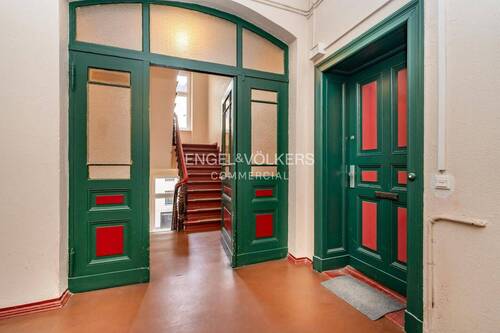 Treppenhaus mit Wohnungstür - Klassisches Wohn- und Geschäftshaus im beliebten Stephankiez in Berlin-Moabit