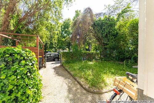 Vor dem Haus - 