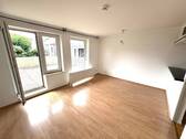 Wohnzimmer mit Terrasse - 2 Zimmer Etagenwohnung in Bremen