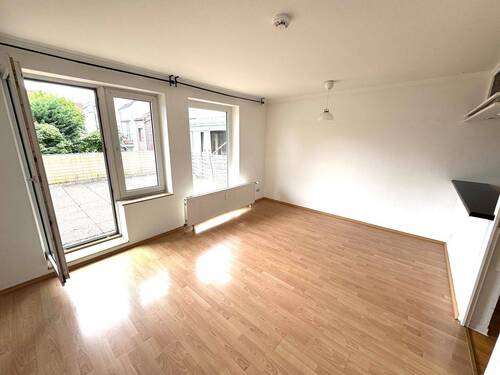 Wohnzimmer mit Terrasse - 2 Zimmer Etagenwohnung in Bremen