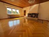 Zimmer im Anbau mit Kamin und Balkon, Parkettboden - 