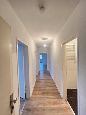 Flur - Bezahlbare 2,5-Zimmer-Wohnung mit Einbauküche