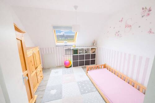Kinderzimmer mit Blick in den Garten - 4 Zimmer Mehrfamilienhaus, Wohnhaus zum Kaufen in Bremen