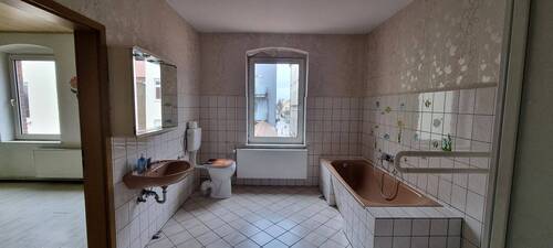 Bad mit Wanne im 1.OG -zwischen Küche und Hauswirtschaftsraum - 
