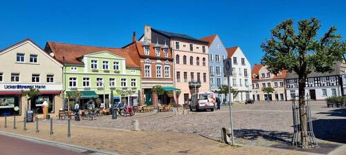 Wenige Meter entfernter Marktplatz - 