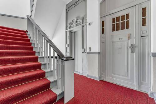 Aufzug und Wohnungstür - 3 Zimmer Etagenwohnung in Berlin / Wilmersdorf