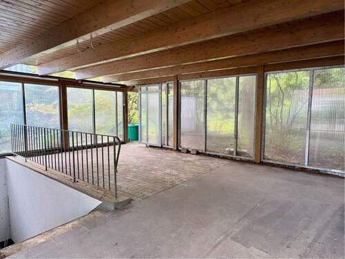 Großzügiger Carport mit Kellerabgang - 