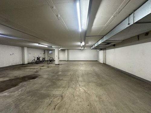 große Tiefgarage unter Bürofläche - 