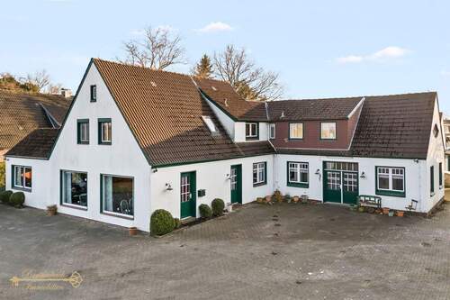 Hausansicht - 5 Zimmer Mehrfamilienhaus, Wohnhaus zum Kaufen in Jade