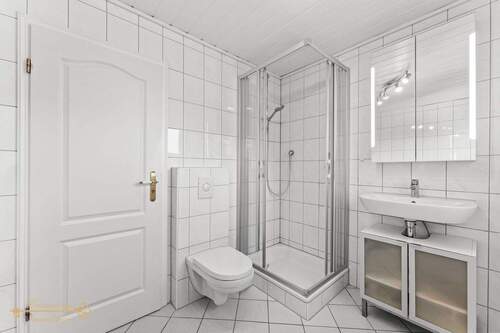 Badezimmer 1 - Mehrfamilienhaus, Wohnhaus mit 216,90 m&sup2; in Jade zum Kaufen