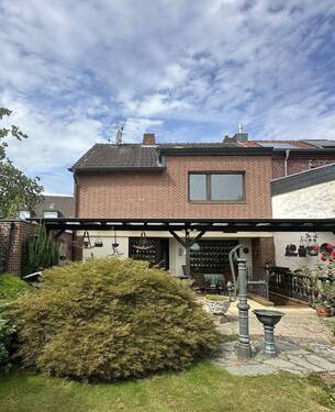 Rückansicht! - *TRAUMgrundstück und solide DHH mit gr. Terrasse, EBK und Garage in MG-Gerkerath*