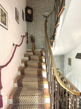 K1024_Geschlossene Treppe mit Holzstufen - 