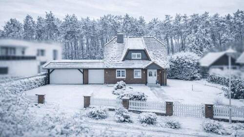 Hausansicht und Vorgarten - 