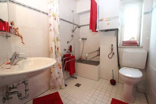 Ebenerdige Dusche mit Fenster, … - 