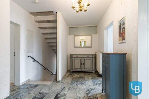 Hinterer Flur / Kellertreppe - 