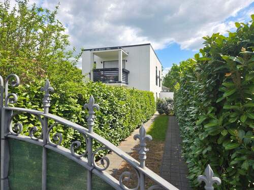 Einfahrt Stellplätze - 6 Zimmer Mehrfamilienhaus, Wohnhaus in Berlin