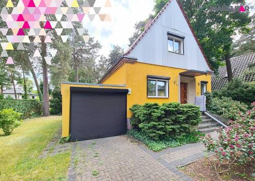 Hausansicht - KÄUFERPROVISIONSFREI! EINFAMILIENHAUS MIT GROSSEN GARTEN ODER BAULAND HINTEN.