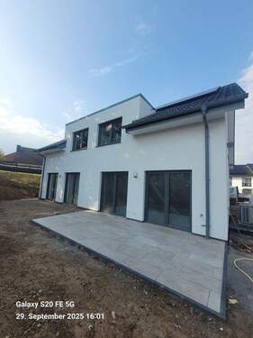 Süd Ansicht, Terrasse - Haus NEUBAU Erstbezug Doppelhaushälfte Baujahr 2025 KFW40