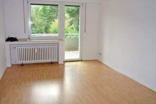 Das große Wohnzimmer mit Zugang zum Balkon - 