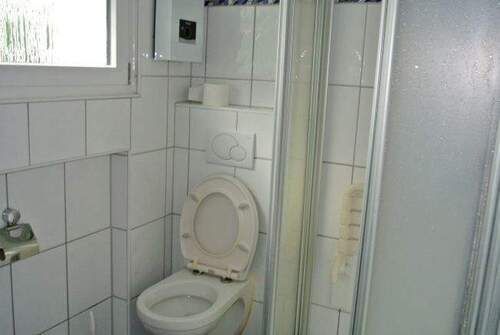 Bad mit Dusche und WC - 
