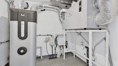 EG Technikraum mit Luft-Luft Wärmepumpe - 
