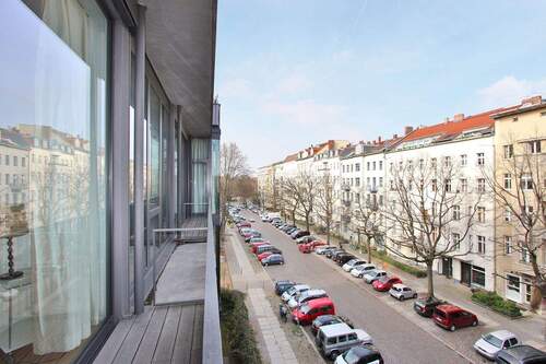 Balkon mit Blick zur Straße - 