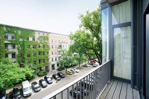 Balkon mit Blick zur Straße - 