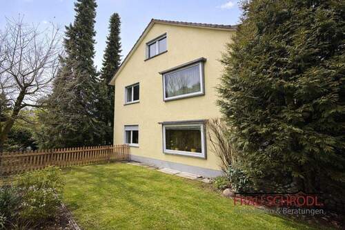 Bild 1 - Attraktives Dreifamilienhaus mit Garten, Garage und Entwicklungspotenzial in Rielasingen