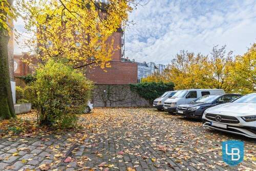 Neun Stellplätze auf dem Hof - Mehrfamilienhaus, Wohnhaus in Kiel