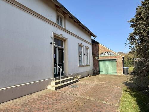 Seitenansicht/ Auffahrt und Blick zum Nebäude mit Garage - 7 Zimmer Einfamilienhaus zum Kaufen in Jever