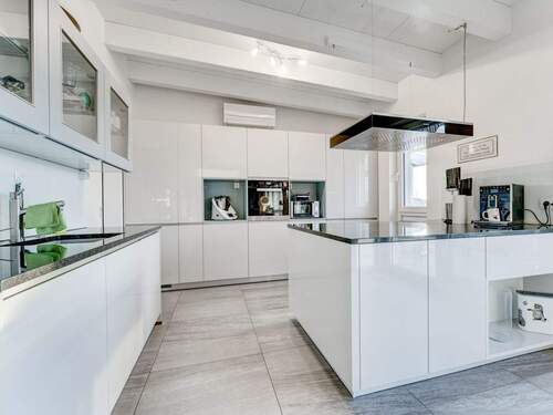 Neubau – Moderne Einbauküche mit Kochinsel - Einfamilienhaus mit 282,00 m&sup2; in Rümmingen zum Kaufen